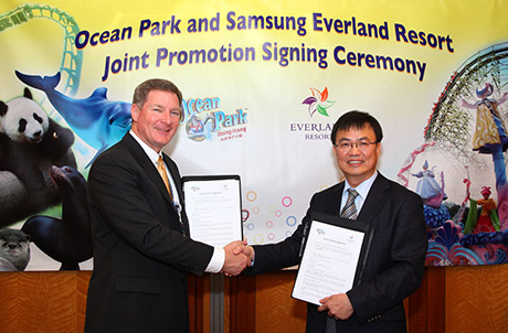 Tom Mehrmann, Chief Executive of Ocean Park Hong Kong and Byeong-hak (Andy) Cho, Executive Vice President. GM, Resort Business of Samsung Everland Resort pose for a photo at the official signing ceremony