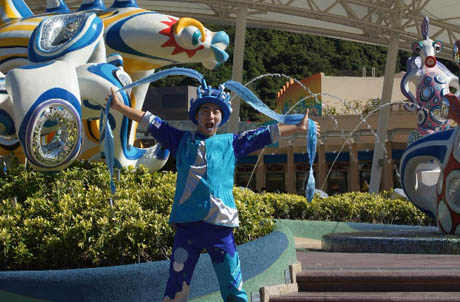 Photos 1 and 2: Andy Law enjoying himself at Ocean Park