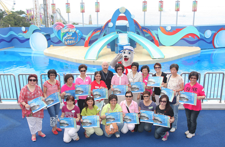 附圖：海洋公園動物及教育總監、香港海洋公園保育基金副總監吳守堅(後排左六)與南區婦女會代表，手持 《海鮮選擇指引》進行大合照，象徵一同努力推動海洋保育