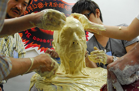 圖片二及三、海洋公園主席盛智文去年於哈囉喂活動中化身為「魔界王」及「惡」壇主席天王
