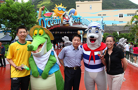圖一: 中國航天英雄楊利偉及其家人於海洋公園正門拍照留念